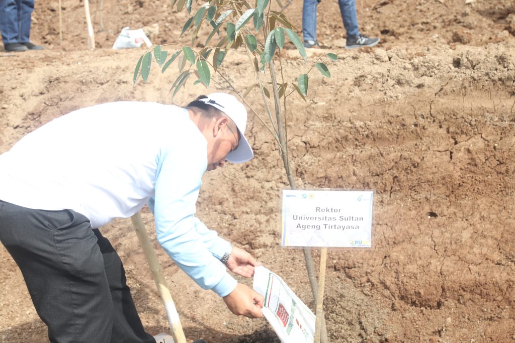 Semarakkan Hari PU ke-77, Untirta Terima 182 Pohon dari BBWSC3 Banten